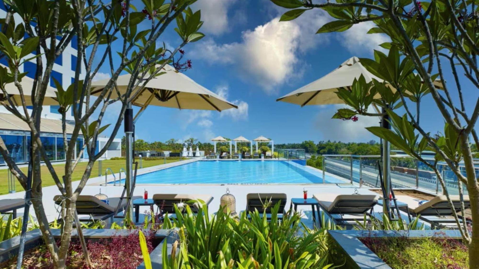 O By Tamara, Trivandrum Thiruvananthapuram Exterior photo The swimming pool at the resort